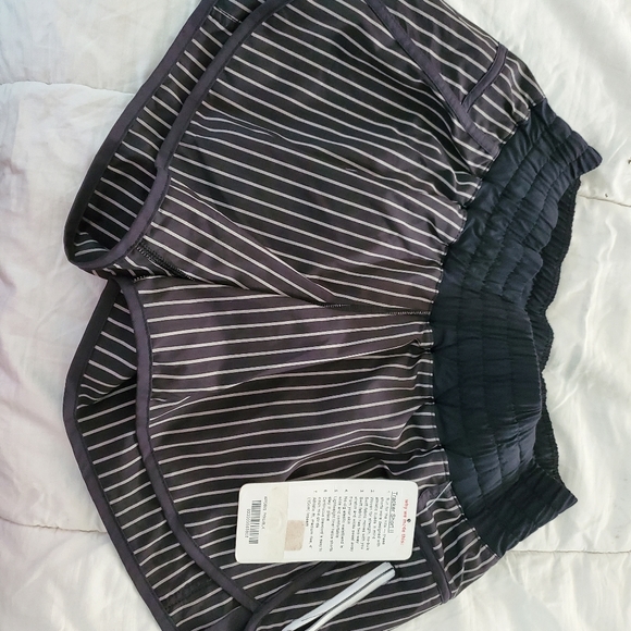 Lululemon size 10 shorts HTF - Picture 3 of 4